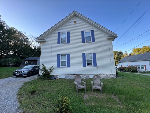 view of side of property featuring a lawn