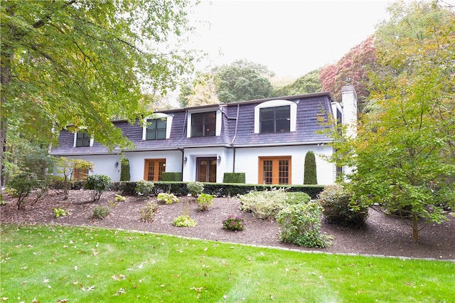 view of front facade with a front lawn