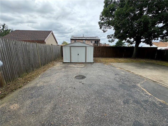 view of yard featuring a storage shed