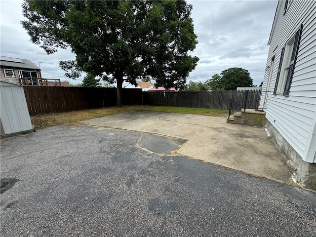 view of yard featuring a patio