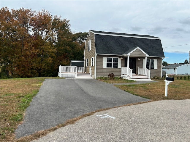 view of front facade with a front lawn