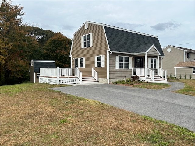 view of front of home with a front lawn