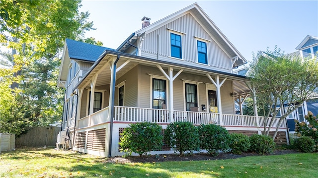 view of front facade featuring covered porch and a front lawn