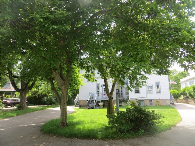 view of front of home featuring a front lawn