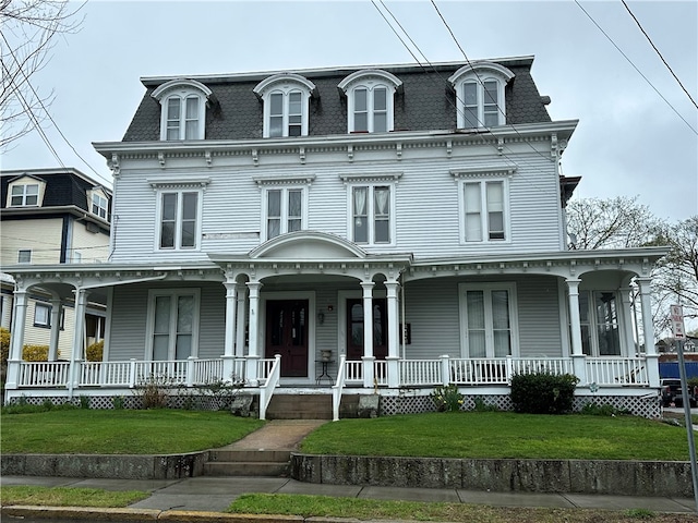 view of front facade featuring a porch and a front lawn