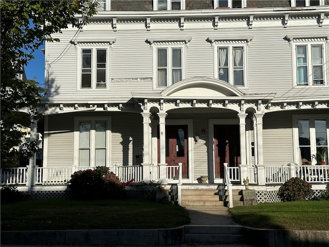 view of front of property featuring a porch