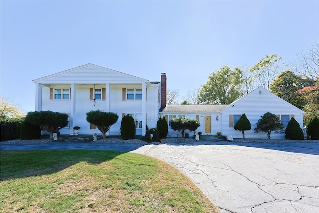 view of front of property featuring a front yard