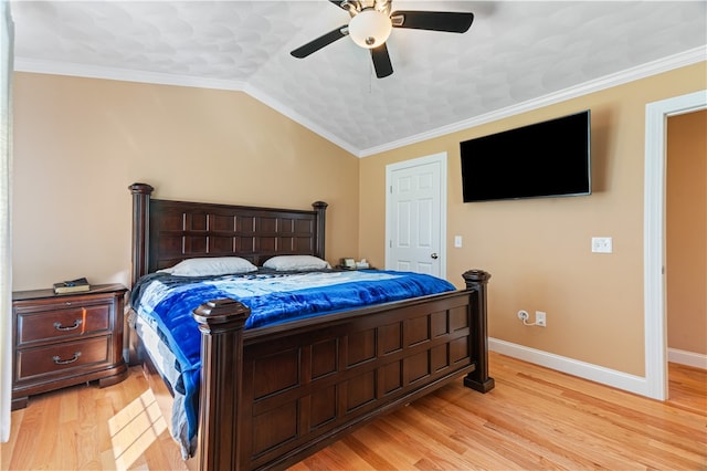 bedroom with crown molding, lofted ceiling, light hardwood / wood-style flooring, and ceiling fan