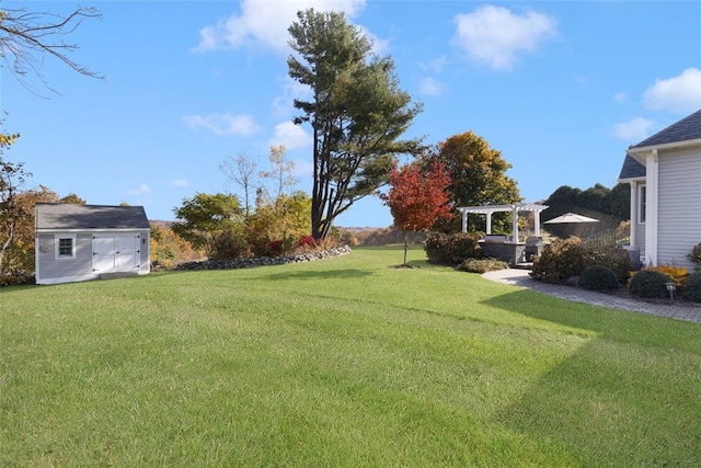 view of yard featuring a shed and a pergola