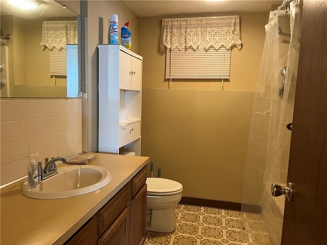 bathroom featuring vanity, curtained shower, toilet, and tasteful backsplash