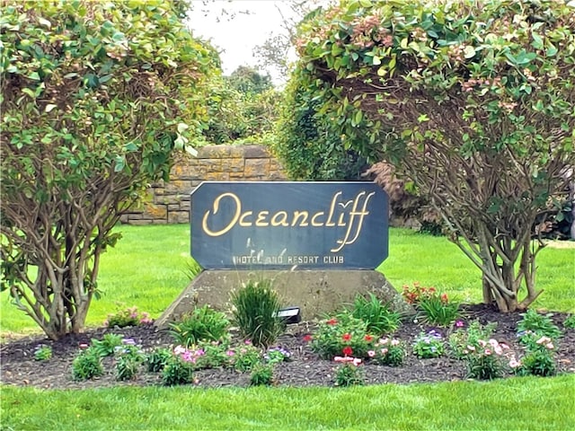 community / neighborhood sign featuring a yard