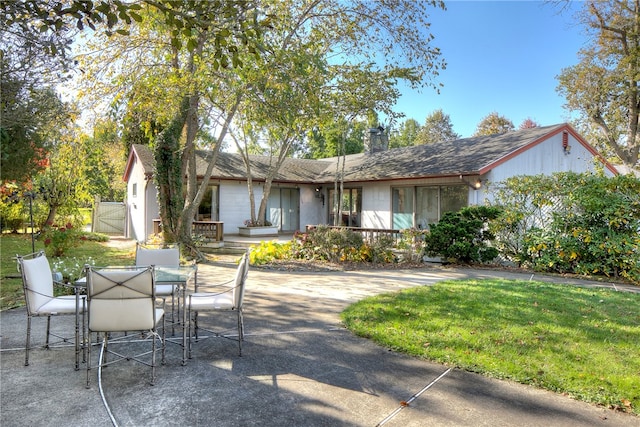 view of front facade featuring a front yard and a patio