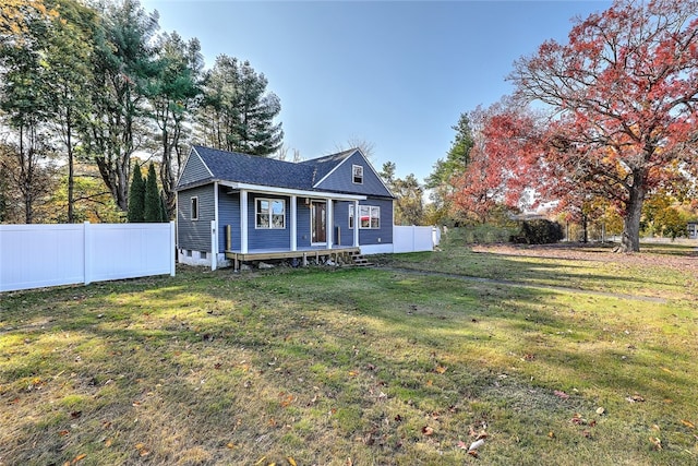 view of front facade featuring a front lawn