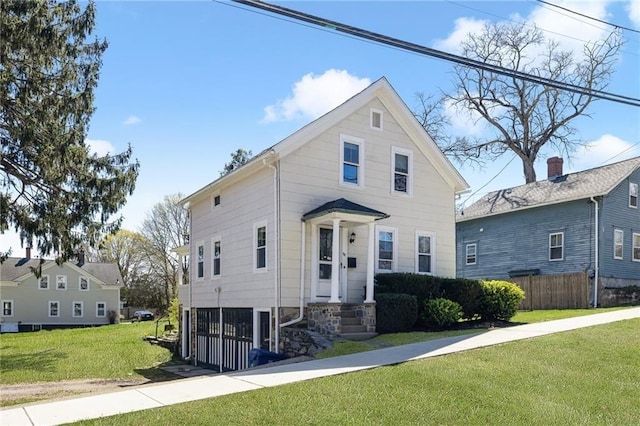 view of front of property featuring a front lawn