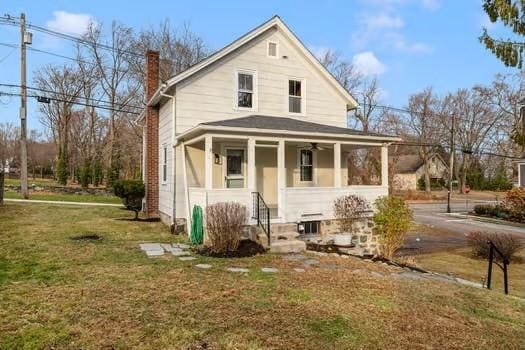 view of front of home featuring a front yard