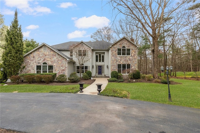 view of front of property featuring a front yard