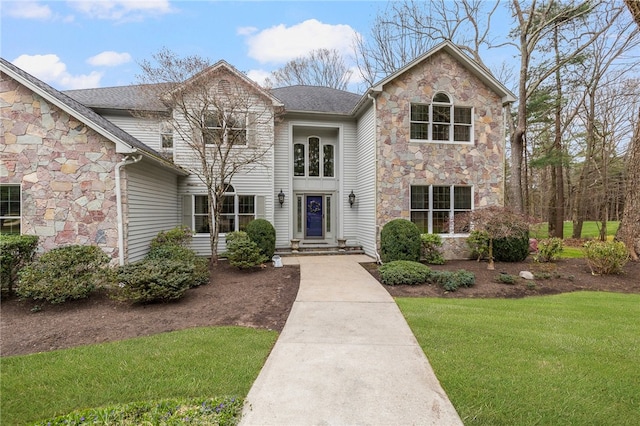 view of front property featuring a front lawn