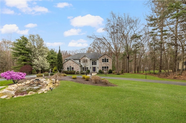 view of front of property featuring a front yard