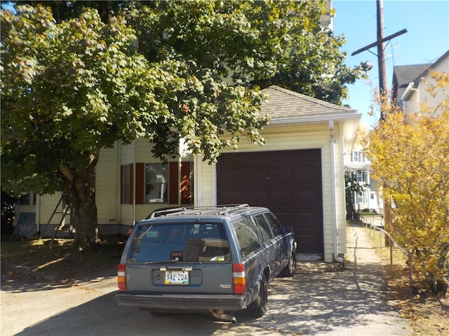 view of front facade with a garage