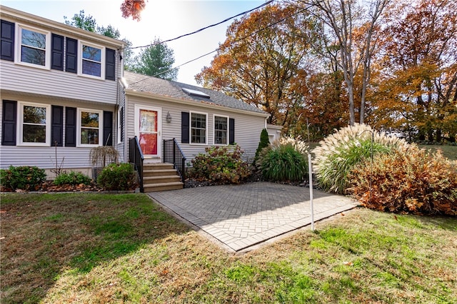 view of front of property featuring a front yard and a patio