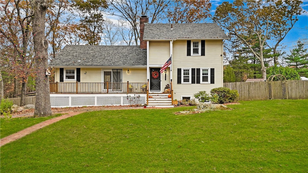 view of front facade featuring a porch and a front lawn