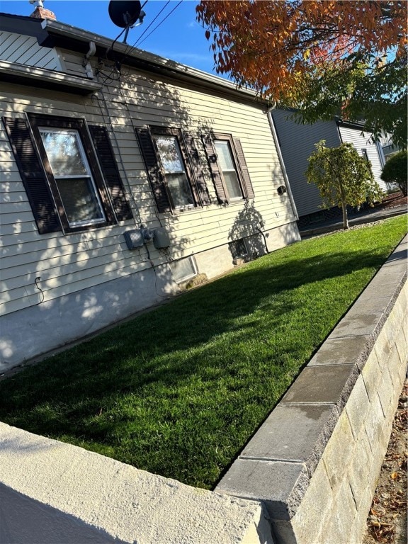 view of side of property featuring a yard