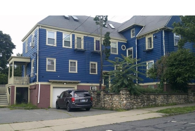 view of front facade featuring a garage