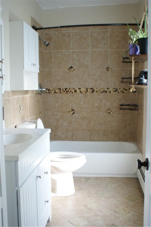 full bathroom featuring decorative backsplash, vanity, toilet, and tiled shower / bath