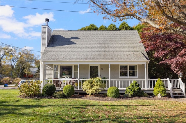 view of front of property featuring a front yard