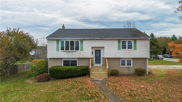 split foyer home with a front yard