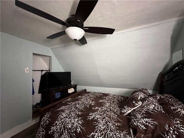 bedroom with ceiling fan and vaulted ceiling