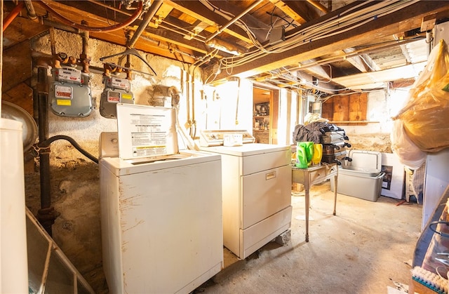 basement featuring washing machine and clothes dryer