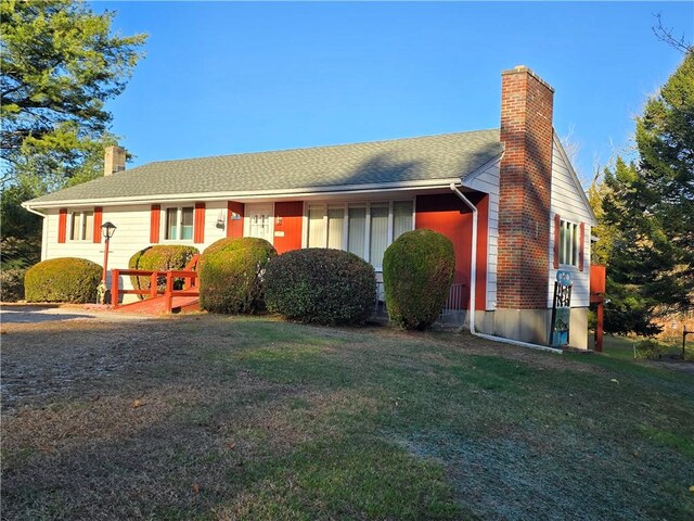 single story home featuring a front lawn