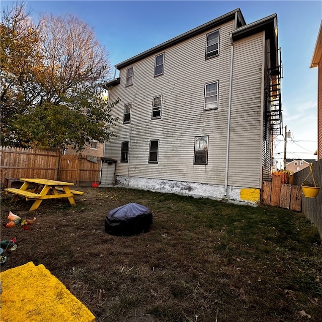 back of house featuring a lawn