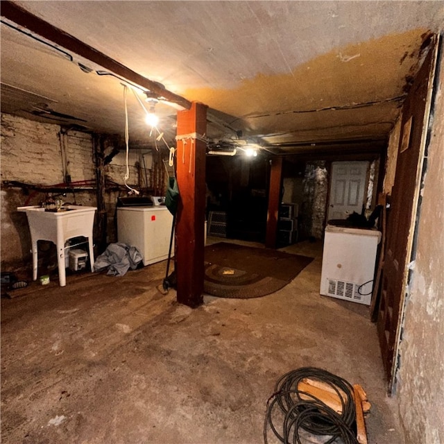 basement featuring washer / dryer