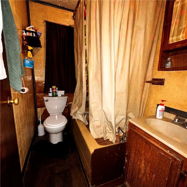 full bathroom with shower / bath combo with shower curtain, vanity, toilet, and tile walls