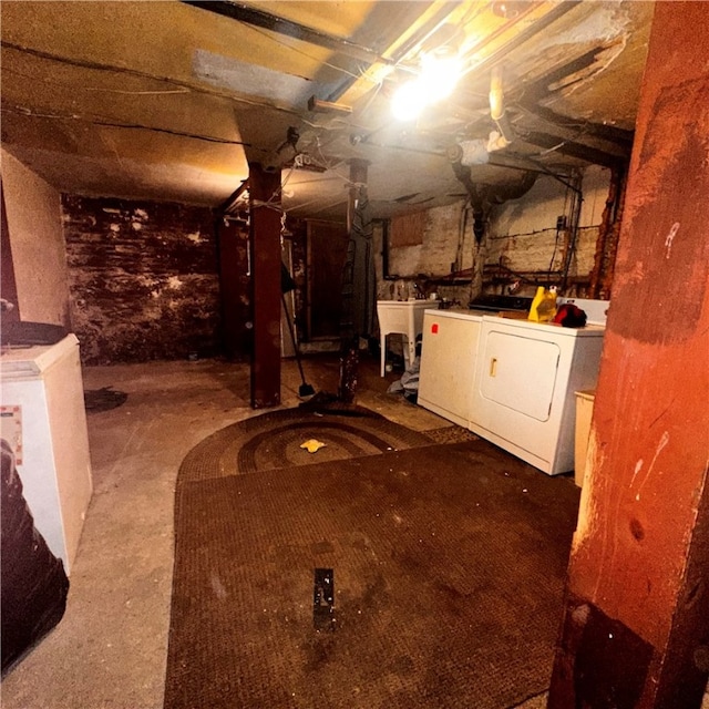 basement featuring washing machine and clothes dryer