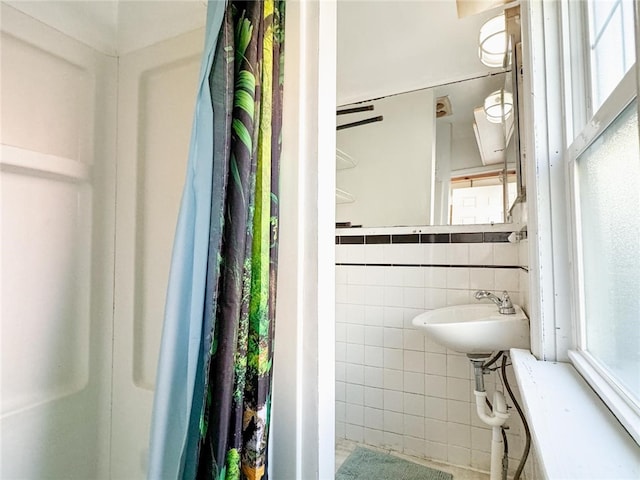 bathroom featuring tile walls