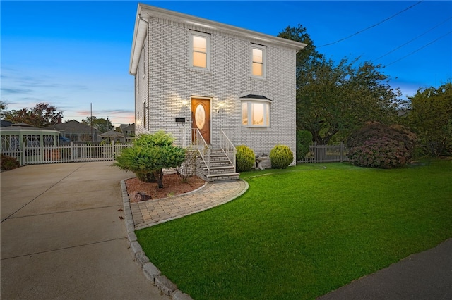 view of front of property featuring a lawn