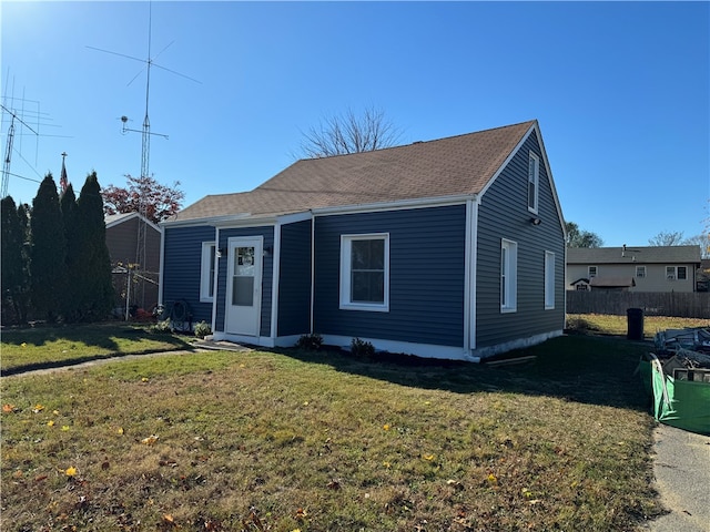 view of front of house featuring a front lawn