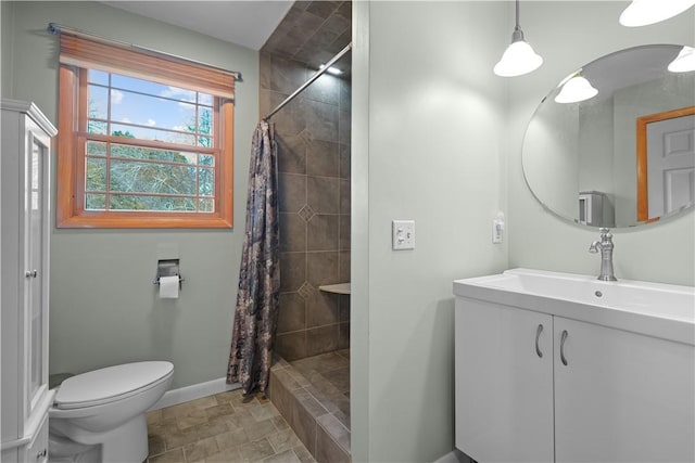 bathroom with a shower with shower curtain, vanity, and toilet