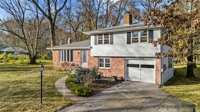 view of front facade featuring a garage and a front yard