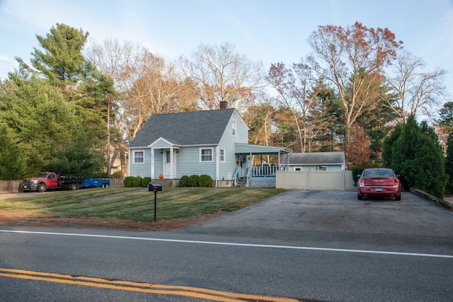 view of front facade featuring a front yard and covered porch