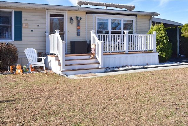 view of front of property featuring covered porch and a front yard