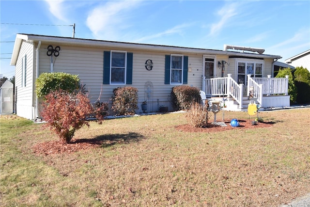 view of front of property with a front lawn