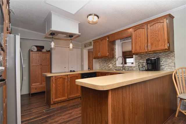 kitchen with sink, dark wood-type flooring, kitchen peninsula, crown molding, and pendant lighting