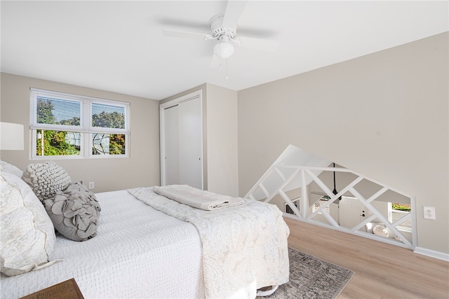 bedroom featuring light wood-type flooring, a closet, and ceiling fan