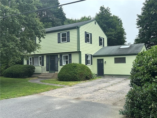 view of front facade with a front yard