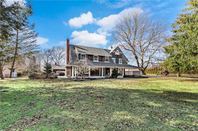 view of front of property featuring a front lawn