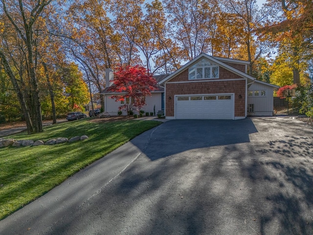 view of front of property featuring a front yard